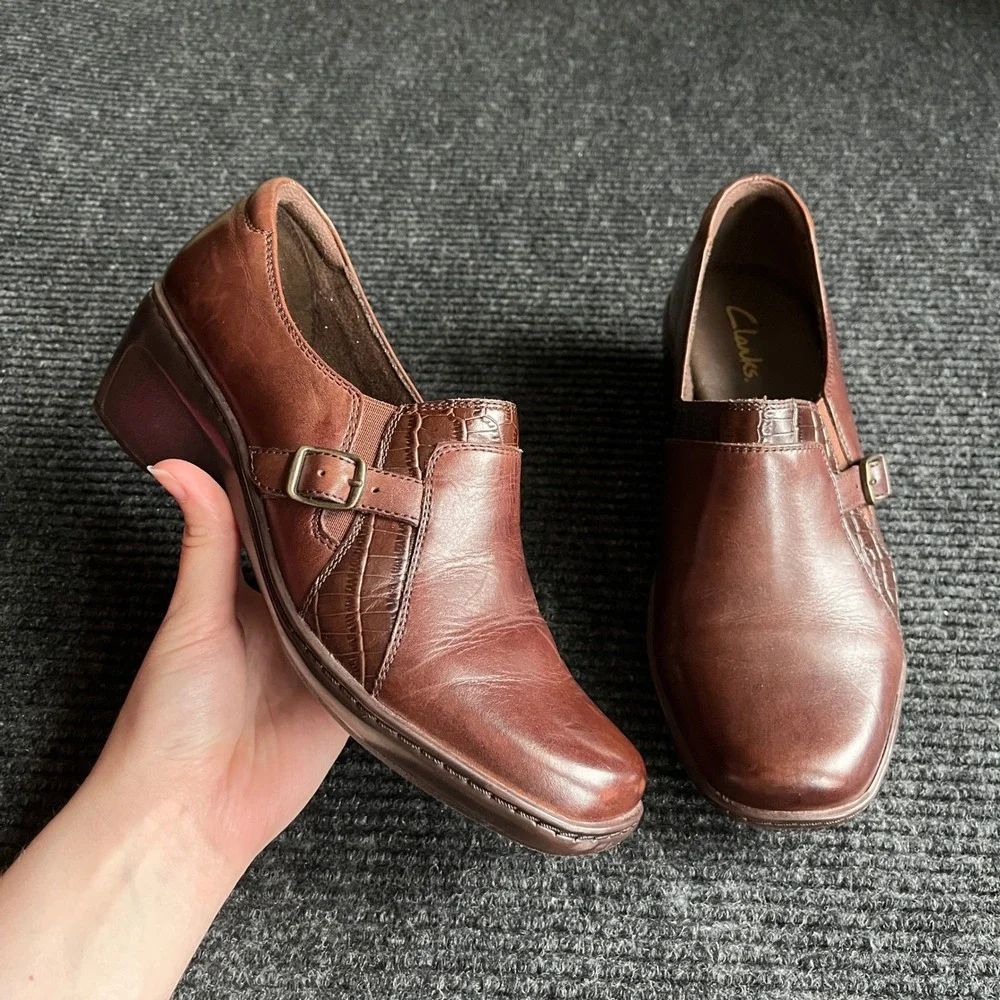 Clarks Brown Leather Croc Trim Buckle Wedge Loafers Shoes 8.5 rustic career y2k